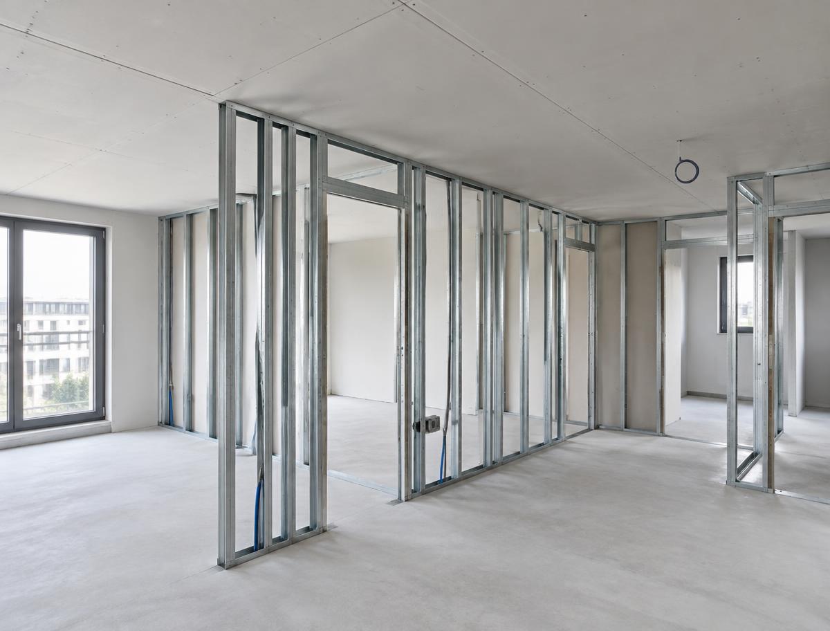 Metallständerwerk und Plattendecke in einer hellen leeren Wohnung